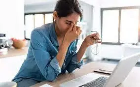 Mujer estresada en el trabajo