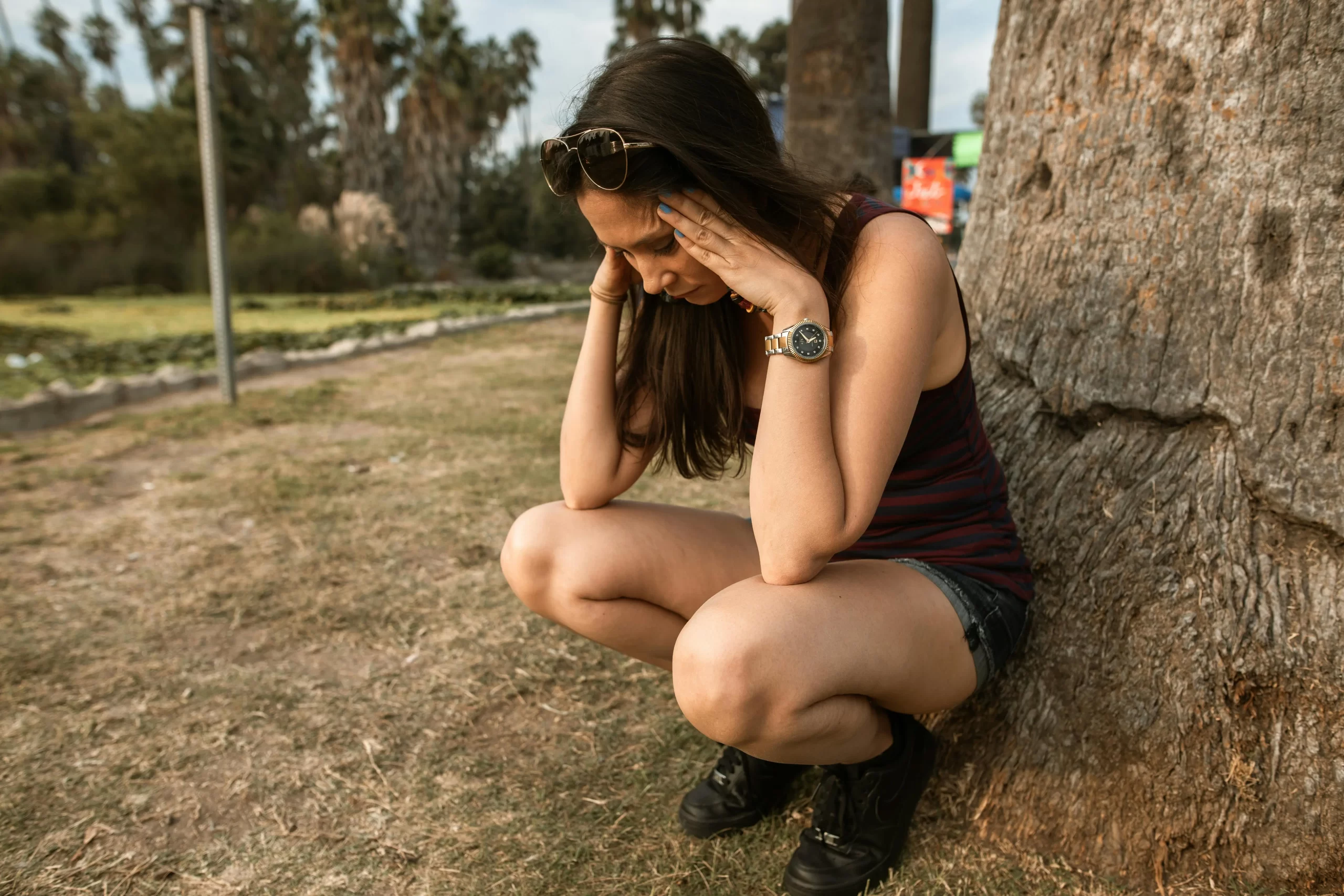 Chica estresada en un parque 
