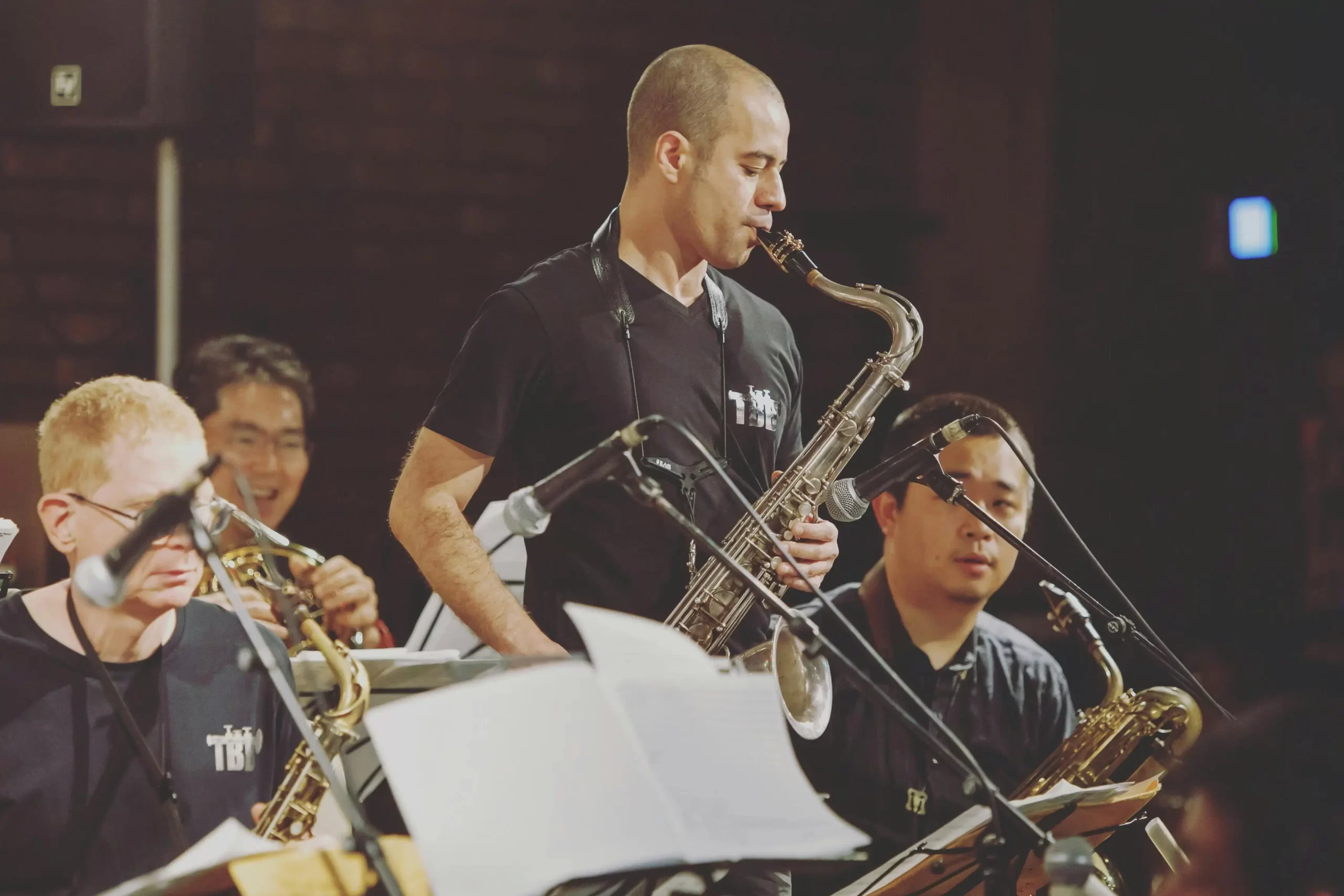 Hombre tocando saxofón 